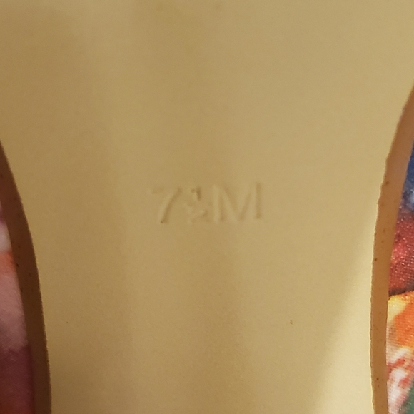 GUESS BEAUTIFUL FABRIC FLOWER STILETTO HEELS SIZE 7.5 - Picture 9 of 9